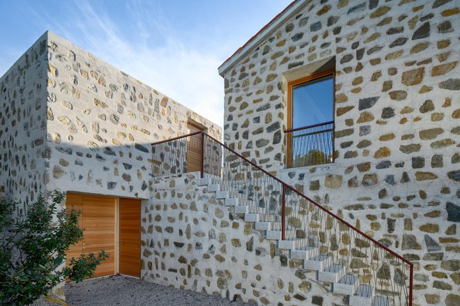 Com a combinação de paredes de concreto armado, nas quais as pedras de arenito estavam visivelmente embutidas, eles conseguiram uma imagem única da arquitetura, mas só podiam adivinhar como ficaria no final. FOTO: Miran Kambič