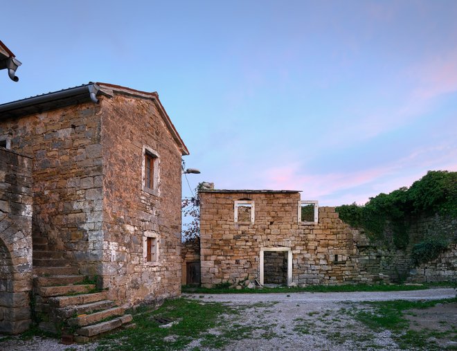 Naslonili so se na značilne hiše iz kamna v vasi Abitanti, a ne bi bilo primerno, da bi danes gradili kot pred stoletji, takšna gradnja tudi ne bi izpolnjevala današnjih protipotresnih zahtev. FOTO: Miran Kambič