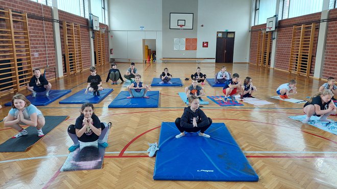 Todos os anos, ela ensina às crianças pelo menos alguns exercícios de ioga. FOTO: arquivo pessoal