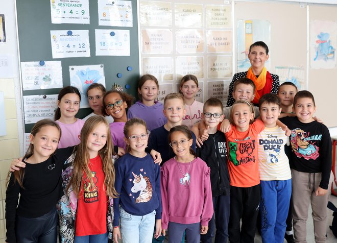 A professora Katja Pristušek com seus alunos da quarta série FOTO: Blaž Samec/Delo