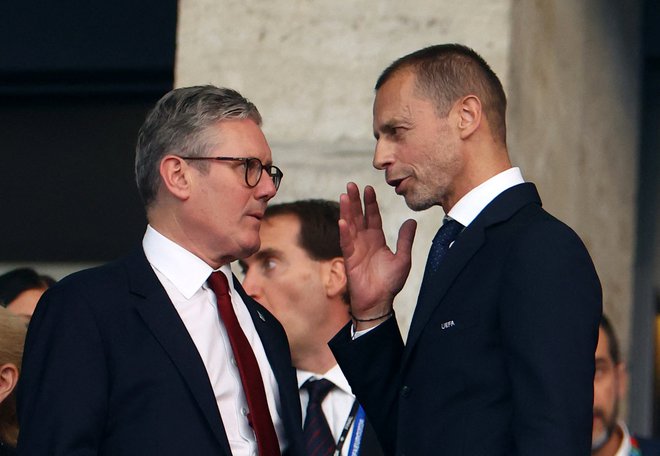 Britanski premier Keir Starmer in predsednik Uefe Aleksander Čeferin med finalom letošnjega evropskega prvenstva v Berlinu. FOTO: Lisi Niesner/Reuters