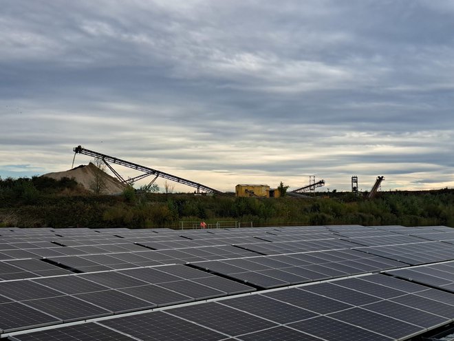 Plavajočo sončno elektrarno v bližini Dunaja so postavili na predlog tamkajšnje občine, ki je lastnica gramoznih jam, na katere so umestili elektrarno. Občina za to prejema najemnino. FOTO: Špela Kuralt/Delo