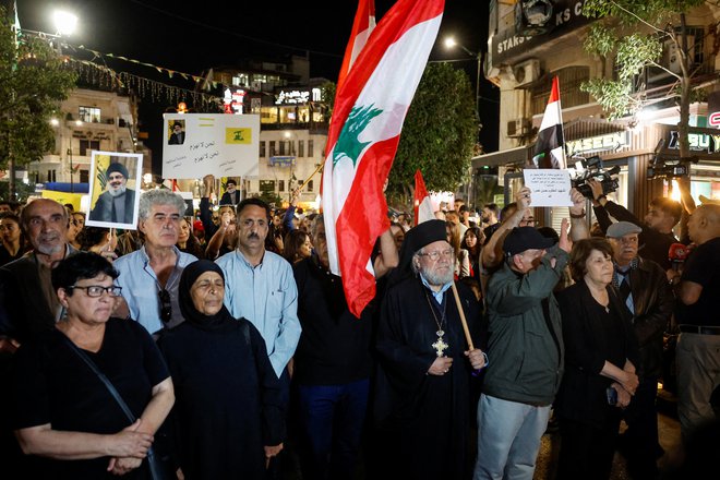 Tudi Palestinci izražajo solidarnost z Libanonom. FOTO: Mohamad Torokman/Reuters