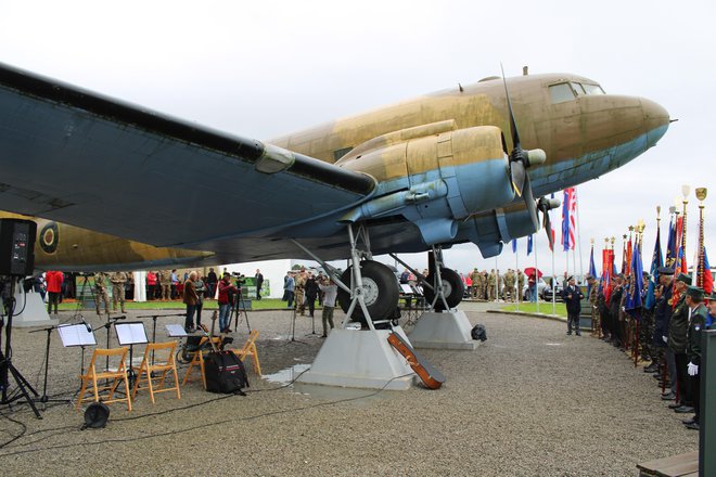 Slovesnost je potekala pri muzejskem letalu douglas DC-3 dakota. FOTO: Bojan Rajšek/Delo