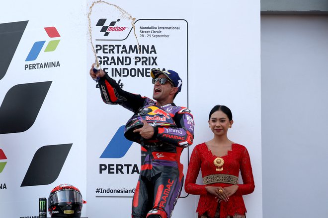 Po sobotni neposrečeni sprinterski tekmi se je vodilni v svetovnem prvesntvu v razredu moto GP Jorge Prado veselil zmage na glavni dirki za veliko nagrado Indonezije. FOTO: Ajeng Dinar Ulfian/Reuters