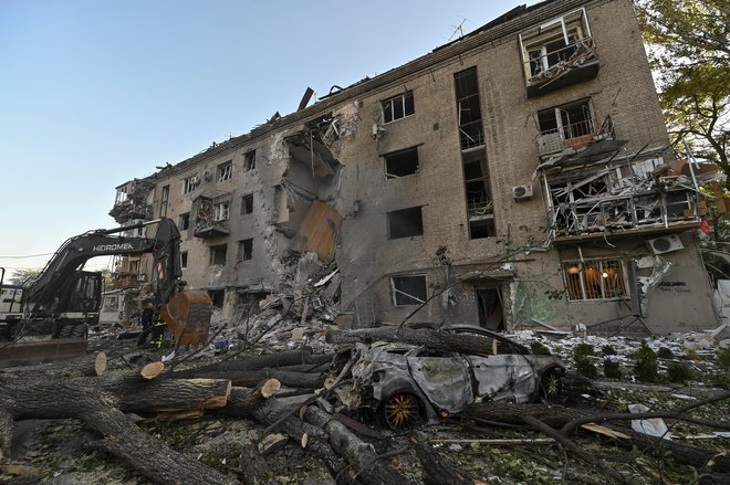 V ruskih napadih na Zaporožje je bilo poškodovanih vsaj enajst ljudi. FOTO: Reuters