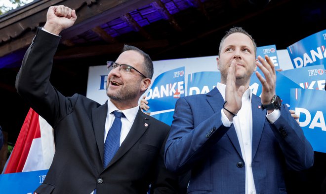 Christian Hafenecker in Michael Schnedlitz, generalna sekretarja Svobodnjaške stranke (FPÖ), sta vesela. FOTO: Leonhard Foeger/Reuters