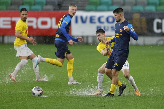 Nogometaši Brava so jo znova zagodli favoritom, Svit Sešlar in drugi Celjani, ki se niso znašli na razmočenem igrišču, so v 92. minuti ostali brez točke. FOTO: Leon Vidic/Delo