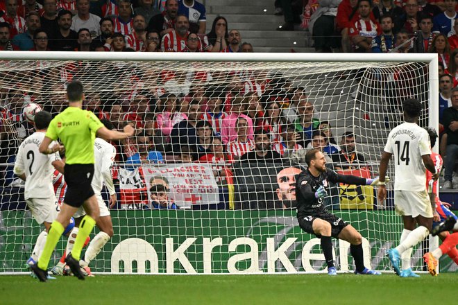 Pfri Realovem golu in silovitem strelu Brazilca Ederja Militaa je bil Jan Oblak povsem nemočen. A madridski derbi se je na koncu iozšel s pravičlnih 1:1. FOTO: Javier Soriano/AFP