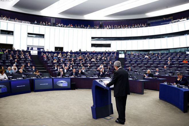 Draghi predlaga dodatne naložbe, ki pomenijo od 2,05 do 2,19 milijarde evrov na dan oziroma od 136,70 do 146 evrov na mesec na prebivalca EU. FOTO: Johanna Geron/Reuters