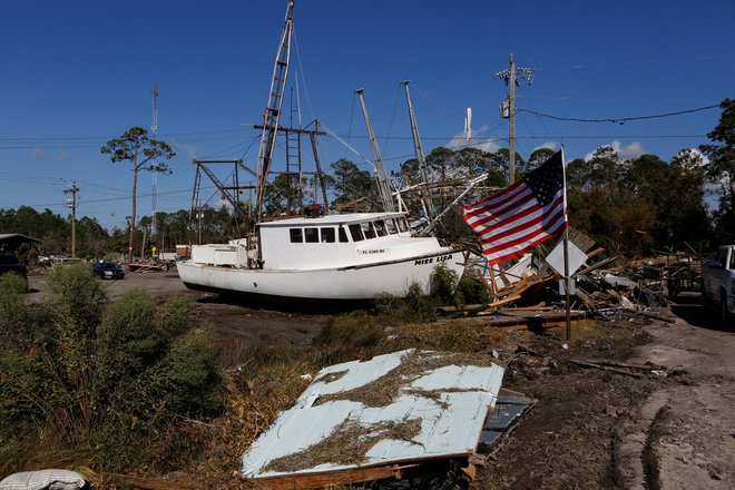 Čoln je po orkanu nasedel daleč na kopnem; Steinhatchee, Florida FOTO: Octavio Jones/Reuters