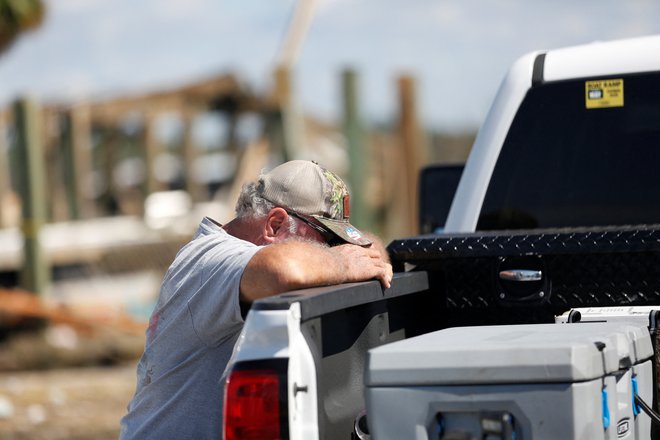 Greg Staab, um morador de Keaton Beach que foi afetado pelo furacão Helena, ficou emocionado. FOTO: Octavio Jones Reuters