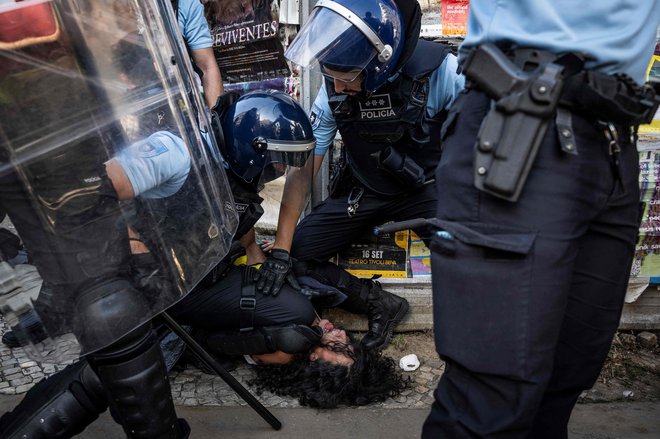 Portugalska policija je pridržala več ljudi, ki so 29. septembra 2024 v Lizboni protestirala proti demonstracijam proti nenadzorovanemu priseljevanju, ki jih je sklicala portugalska skrajno desna stranka Chega. Foto: Patricia De Melo Moreira/Afp