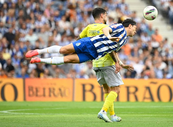 BPepe, bazilski napadalec FC Portoo se bori za žogo s portugalskim napadalcem Arouce Ivom Rodriguesom med nogometno tekmo portugalske lige med FC Porto in FC Arouca na stadionu Dragao v Portu. Foto: Miguel Riopa/Afp