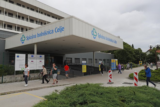 V primeru nezmožnosti zagotavljanja pokritosti vseh delovišč v celjski bolnišnici bodo urgentne paciente prepeljali v Univerzitetni klinični center (UKC) Maribor oziroma UKC Ljubljana. FOTO: Leon Vidic/Delo