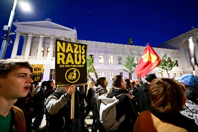 Protesti na Dunaju po razglasitvi volitev, na katerih je slavila zmago skrajno desna svobodnjaška stranka.FOTO: Roland Schlager/AFP