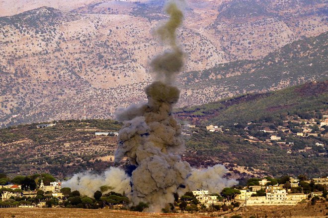 Dim nad krajem Ibl al-Saqiv južnem Libanonu ob današnjem izraelskem napadu. FOTO: Rabih Daher/AFP