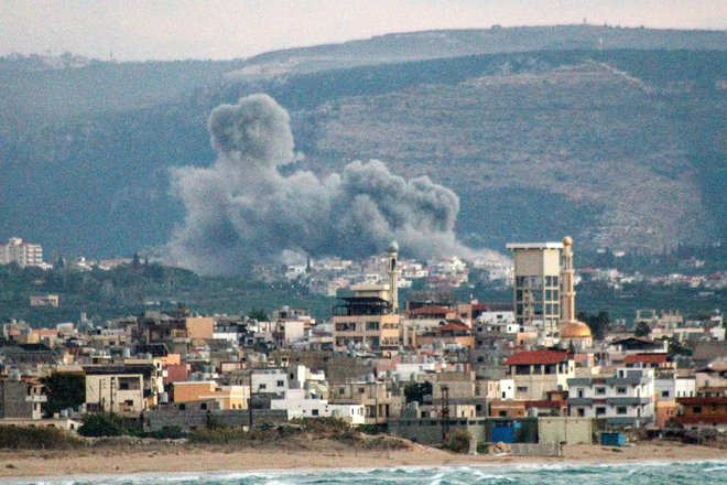 Izraelski napad na libanonsko mesto Tire. FOTO: Kawnat Haju/AFP