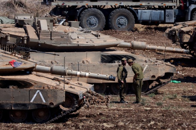 Današnji posnetek izraelske vojske na severu Izraela. FOTO: Jim Urquhart/Reuters