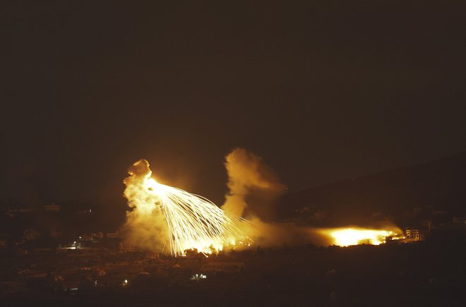 Požar po izraelskem napadu na jug Libanona, kot ga je bilo videti s severa Izraela. FOTO: Jalaa Marey/AFP