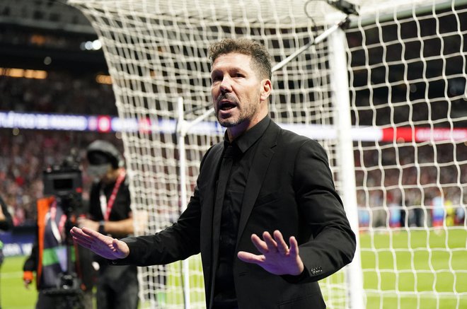 Navijače je poskušal pomiriti trener Atletica Diego Simeone. FOTO: Ana Beltran/Reuters