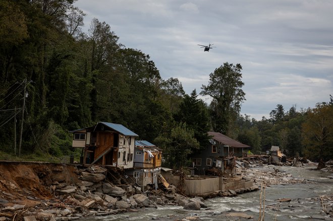 Bela hiša se je bila primorana braniti očitkov o prepočasnem odzivanju. FOTO: Marco Bello/Reuters