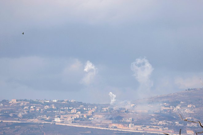 Fotografija z meje med Izraelom in Libanonom, od koder se vidi dim iznad libanonske vasi Adaisseh po izraelskem napadu FOTO: Jalaa Marey/AFP