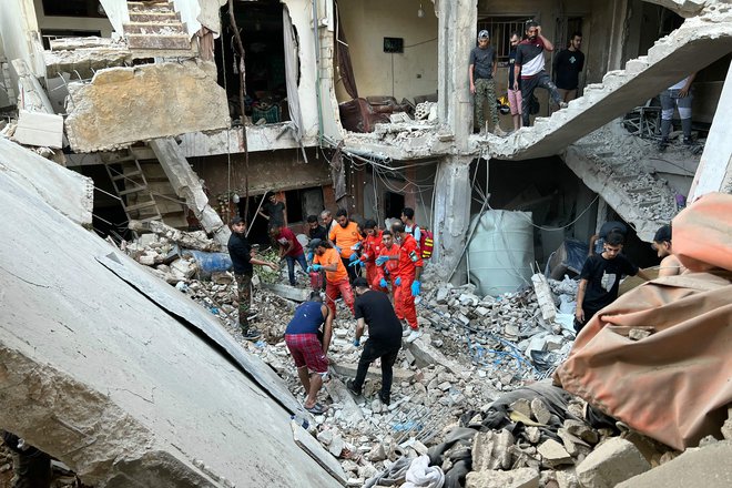 Izrael že od jutranjih ur s topništvom in tudi iz zraka silovito obstreljuje celotno območje južno od reke Litani. FOTO: Mahmoud Zayyat/AFP