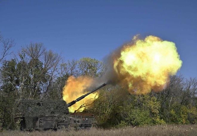 Ukrajinske sile streljajo na ruske položaje v regiji Doneck, ki si jo je Rusija, tako kot Herson, priključila pred dvema letoma. FOTO: Genya Savilov/AFP