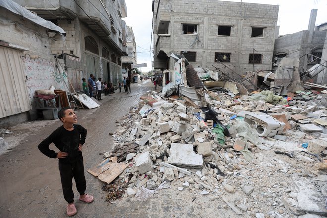 Palestinski otrok na kraju izraelskega napada na hišo v Nuseiratu FOTO: Ramadan Abed/Reuters