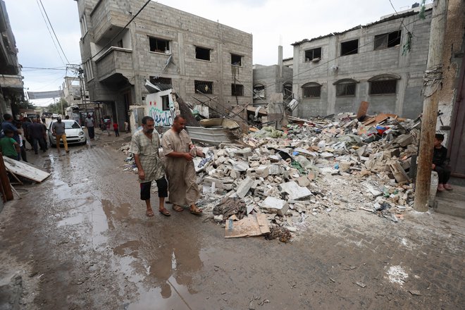 V Nuseriatu je v zadnjih izraelskih napadih umrlo vsaj 13 ljudi. FOTO: Ramadan Abed/Reuters