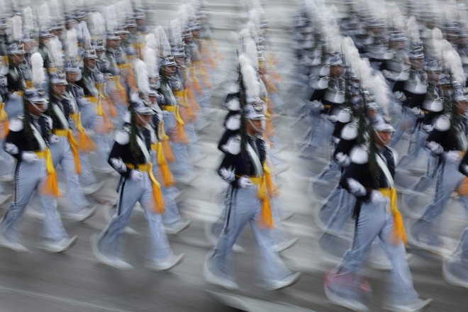 Kadeti korakajo med današnjo proslavo v Seongnamu ob 76. obletnici dneva oboroženih sil Koreje. Foto: Kim Hong-ji/Afp