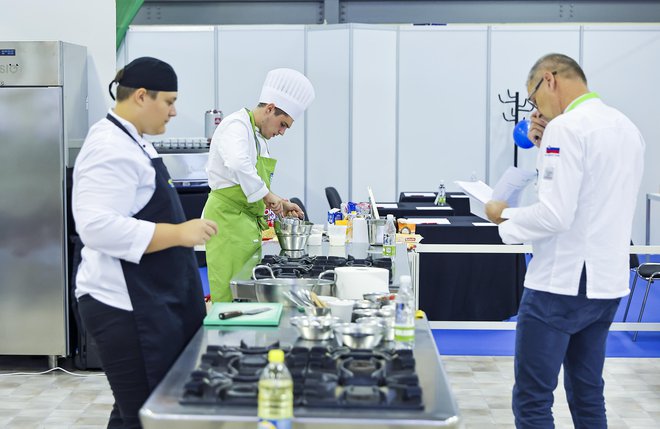 Poklicno izobraževanje mladim omogoča hiter prehod na trg dela, kjer so mladi, ki končajo katerega od programov poklicnega in strokovnega izobraževanja izjemno iskan kader. FOTO: Jože Suhadolnik