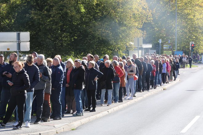 Takšnih podob, ko morajo ljudje v vrsti čakati na zdravnika, si ne želi nihče, a so realen odraz tega, da je zanimanja za delo v družinski medicini vse manj. Foto Sašo Bizjak/Večer