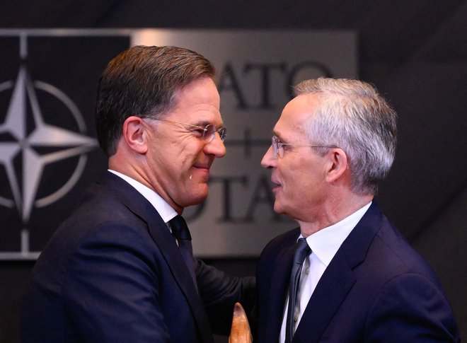 Nekdanji nizozemski premier Mark Rutte (levo) je včeraj Jensa Stoltenberga zamenjal kot generalni sekretar zveze Nato. FOTO:John Thys/AFP