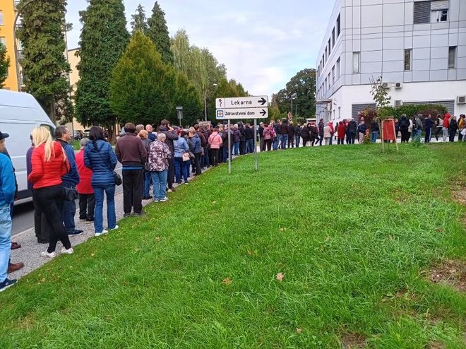 Gneča pred ZD Slovenska Bistrica. Foto Arhiv Dela Delo