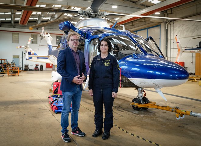 Tanja Novak kot prva pilotka v slovenski policiji in inštruktorica mlajših kolegov postavilja temelje za prihodnje generacije žensk v letalstvu. FOTO: Luka Maček