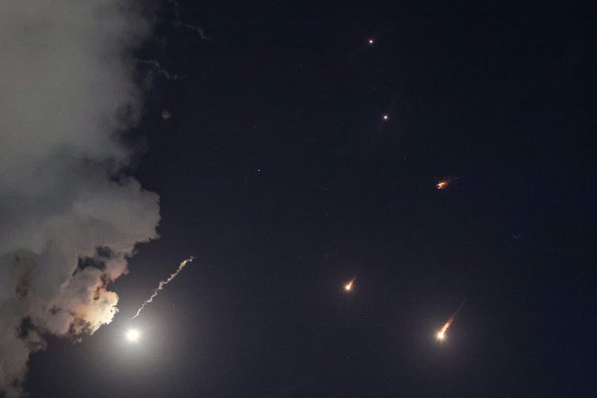 Fotografije raket, ki jih je izraelska vojska prestregla nad Tel Avivom. FOTO: Jack Guez/AFP