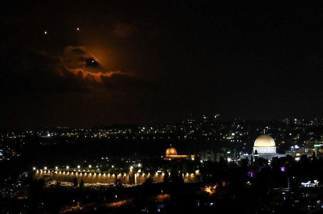 Iranski projektili nad Jeruzalemom. FOTO: Jamal Awad/Reuters