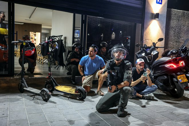 Oblasti so sporočile, da lahko prebivalci zapustijo zaklonišča. FOTO: Itai Ron/Reuters