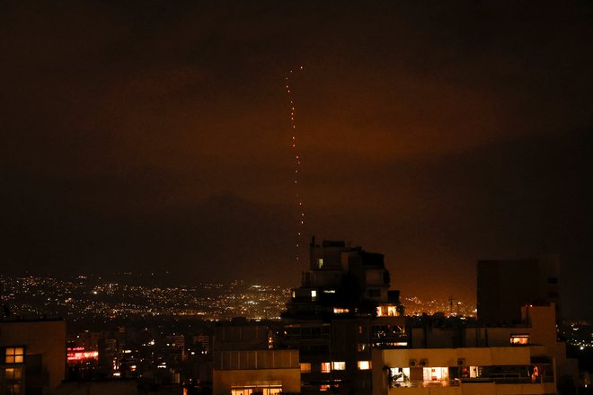 V Bejrutu so iranski napad na Izrael proslavljali z ognjemetom. FOTO: Louisa Gouliamaki/Reuters