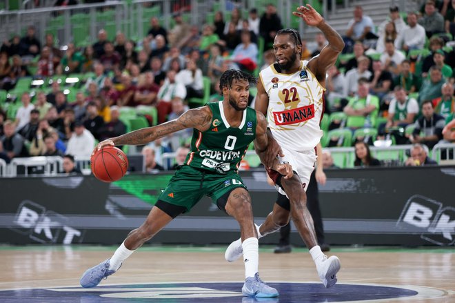 DJ Stewart je v drugem polčasu zadel nekaj težkih metov. FOTO: Cedevita Olimpija