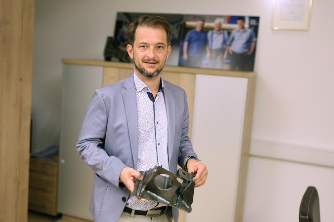 Kupci pričakujejo vedno lepše in boljše stvari in to si želimo tudi mi, pravi Sergej Smrkolj. Najbolje je, da se v Skittiju učijo od njih in s tem rastejo tudi sami. FOTO: Blaž Samec/Delo