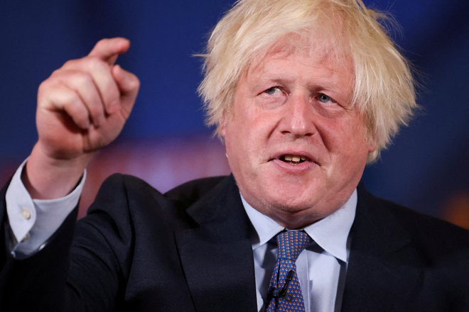 Boris Johnson razburja tudi po koncu politične kariere. FOTO: Hollie Adams/Reuters