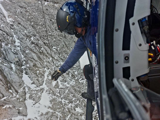 Fotografija z reševanja s helikopterjem. FOTO: Policija