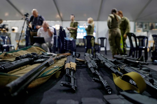 Fotografija je bila posneta med nadzorovanim obiskom izraelskih sil za novinarje; na njej je po navedbah IDF orožje, ki so ga zasegli Hezbolahu. FOTO: Jalaa Marey/AFP