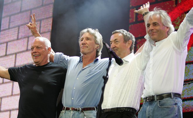 David Gilmour, Roger Waters, Nick Mason in pokojni Rick Wright leta 2005, ko so izjemoma nastopili skupaj na dobrodelni prireditvi proti revščini v svetu. FOTO: Stephen Hird/Reuters