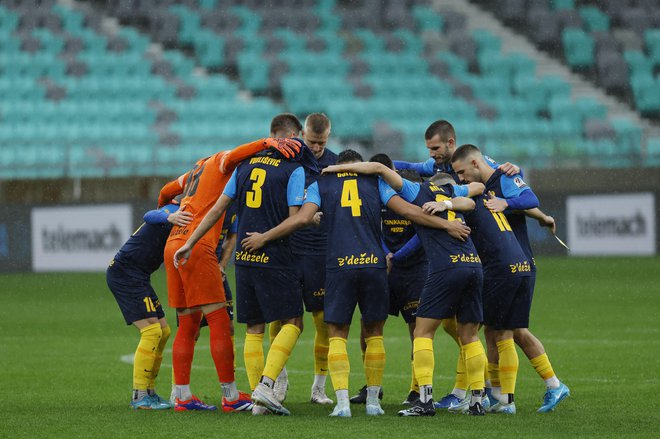 Celjani so imeli minuli konec tedna veliko težav na razmočenem igrišču v Stožicah, na Portugalskem jih čaka precej boljša igralna podlaga. FOTO: Leon Vidic