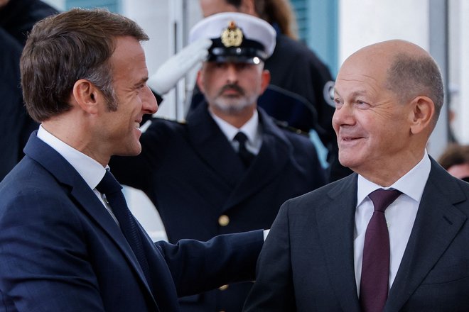 Nemški kancler Olaf Scholz (desno) in francoski predsednik Emmanuel Macron sta se na srečanju v Berlinu pogovarjala o dvostranskih, evropskih in svetovnih temah. FOTO: Ludovic Marin/AFP