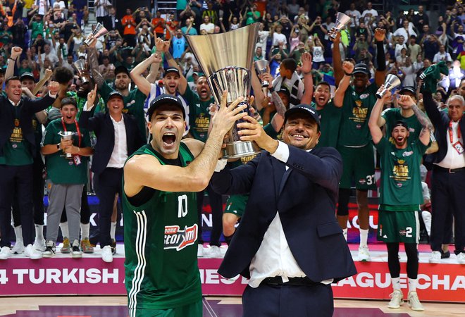 Kostas Sloukas in Ergin Ataman sta takole dvignila pokal za najboljšega v Evropi. FOTO: Fabrizio Bensch/Reuters